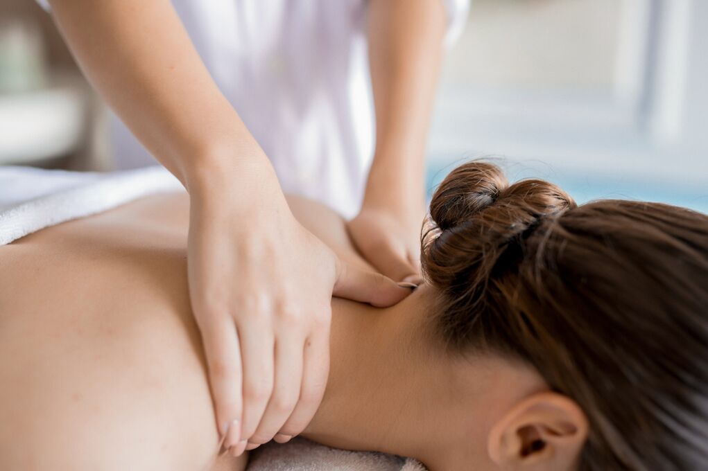 Massage session for the treatment of cervical osteochondrosis